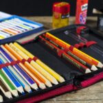 Idealny piórnik w pokoju ucznia – jak połączyć szkolną funkcjonalność z estetyką naturalnego domu?