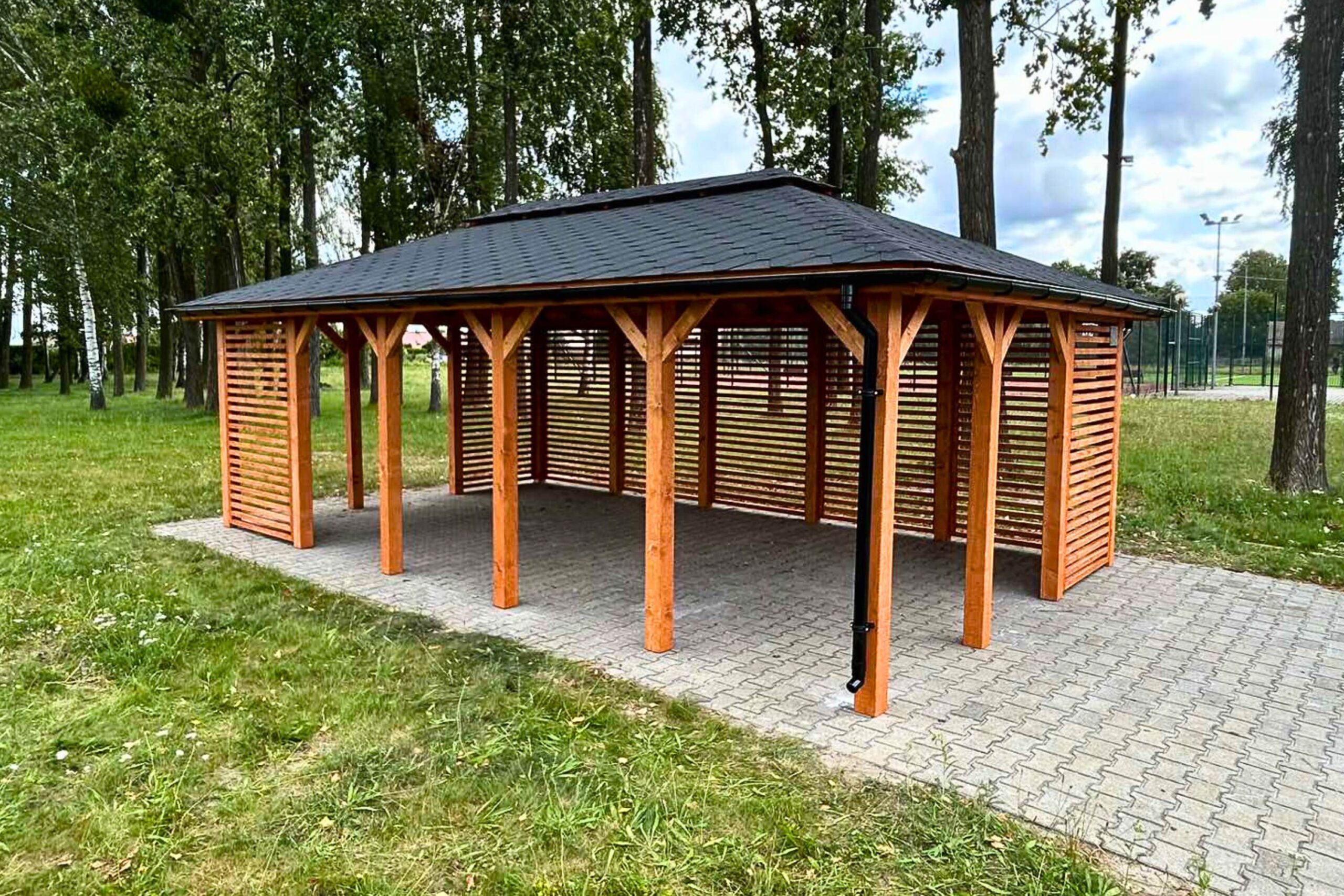 Drewniane konstrukcje ogrodowe – jak stworzyć funkcjonalną przestrzeń wokół domu?