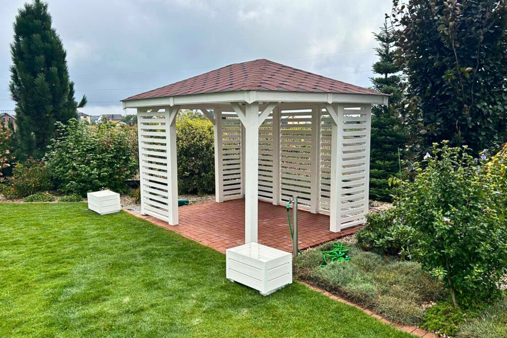Drewniane konstrukcje ogrodowe – jak stworzyć funkcjonalną przestrzeń wokół domu?