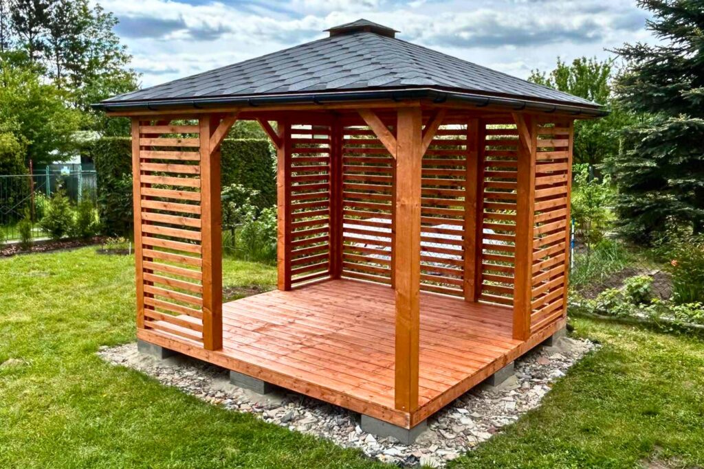 Drewniane konstrukcje ogrodowe – jak stworzyć funkcjonalną przestrzeń wokół domu?