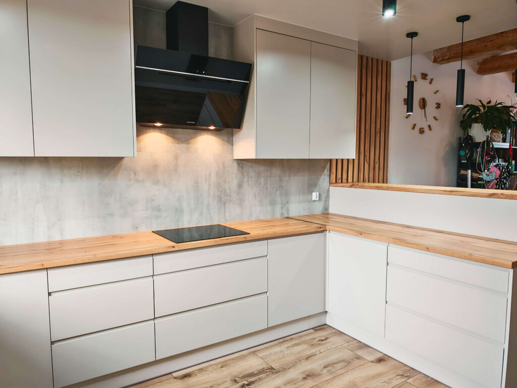 Ile kosztuje kuchnia na wymiar w 2026 roku? Aktualne ceny i czynniki wpływające na wycenę